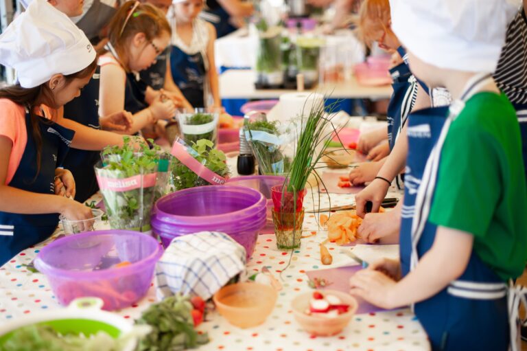 Des ateliers de cuisine et d’échanges autour de l’alimentation dans une cantine solidaire livrée par Excellents Excédents